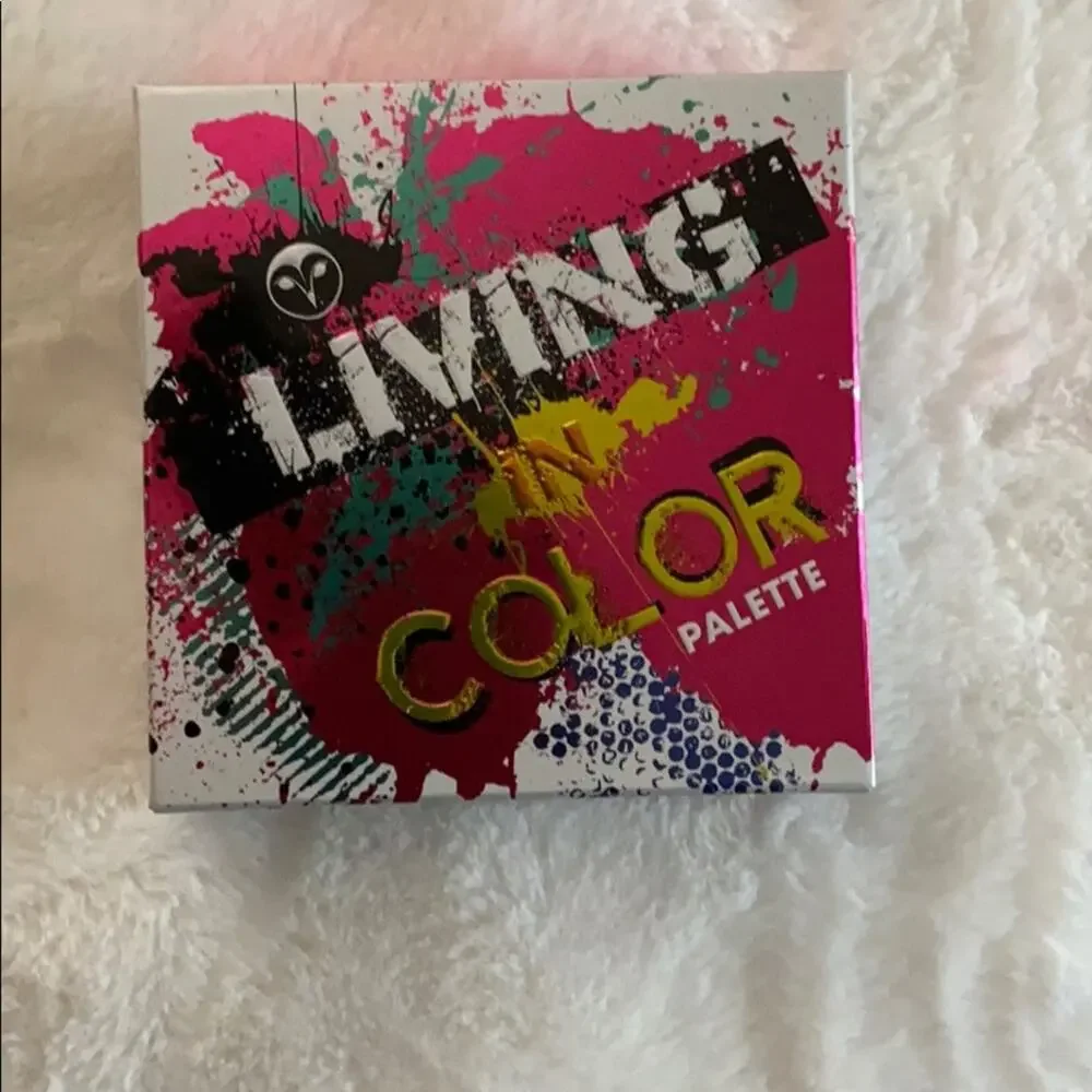 Living in color eyeshadow palette